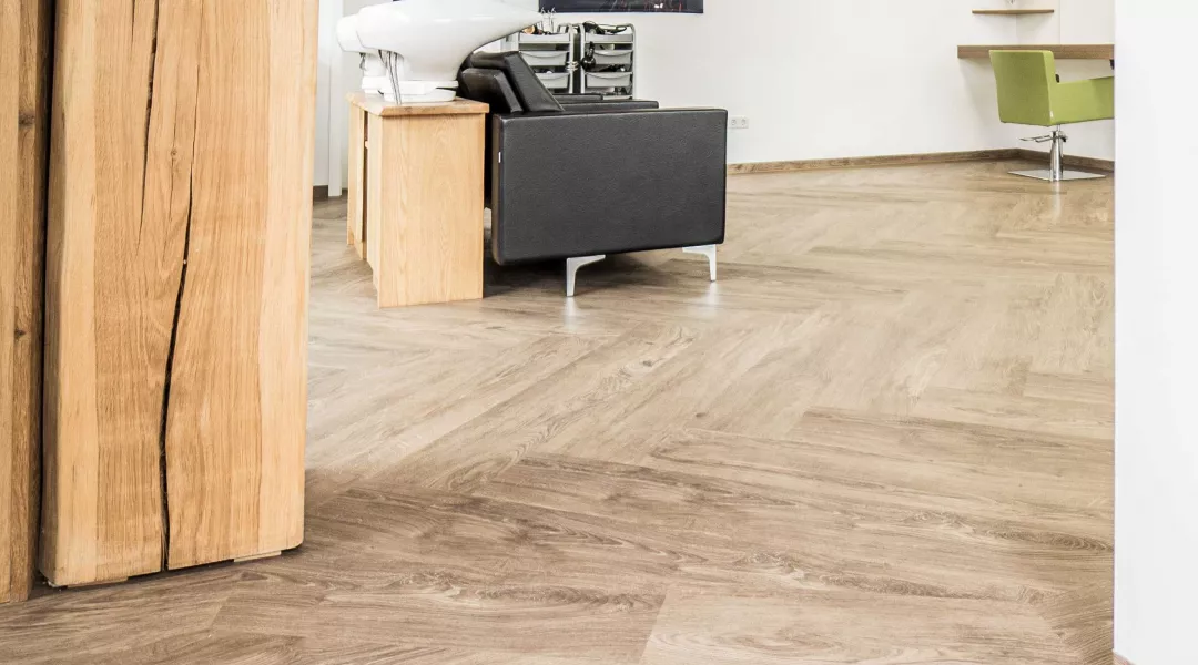 Designbelag in Fischgrät in einem Friseur