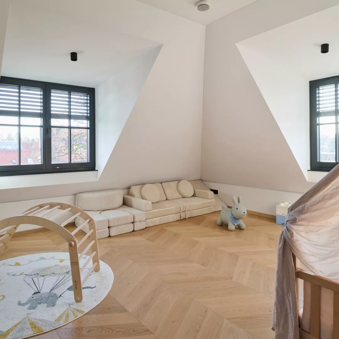 Französischer Fischgrät / Chevron in 60° Winkel in einem Kinderzimmer