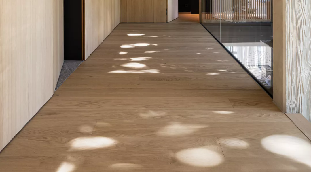 Landhausdiele Eiche in lichtdurchflutetem Treppenhaus
