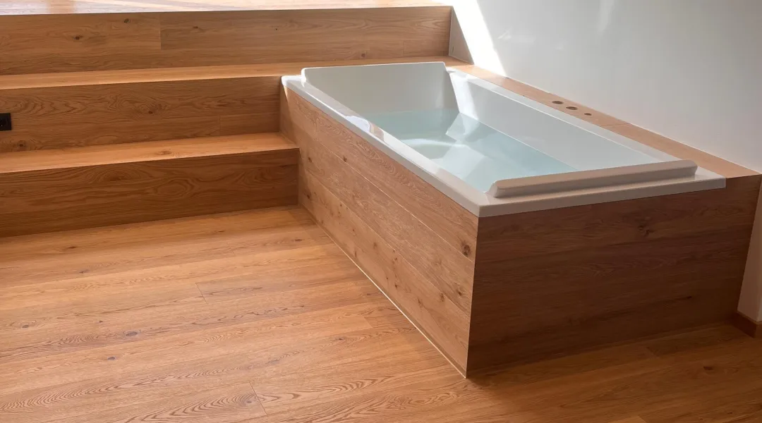 Landhausdiele Eiche in Nassräumen - Verblendung Badewanne