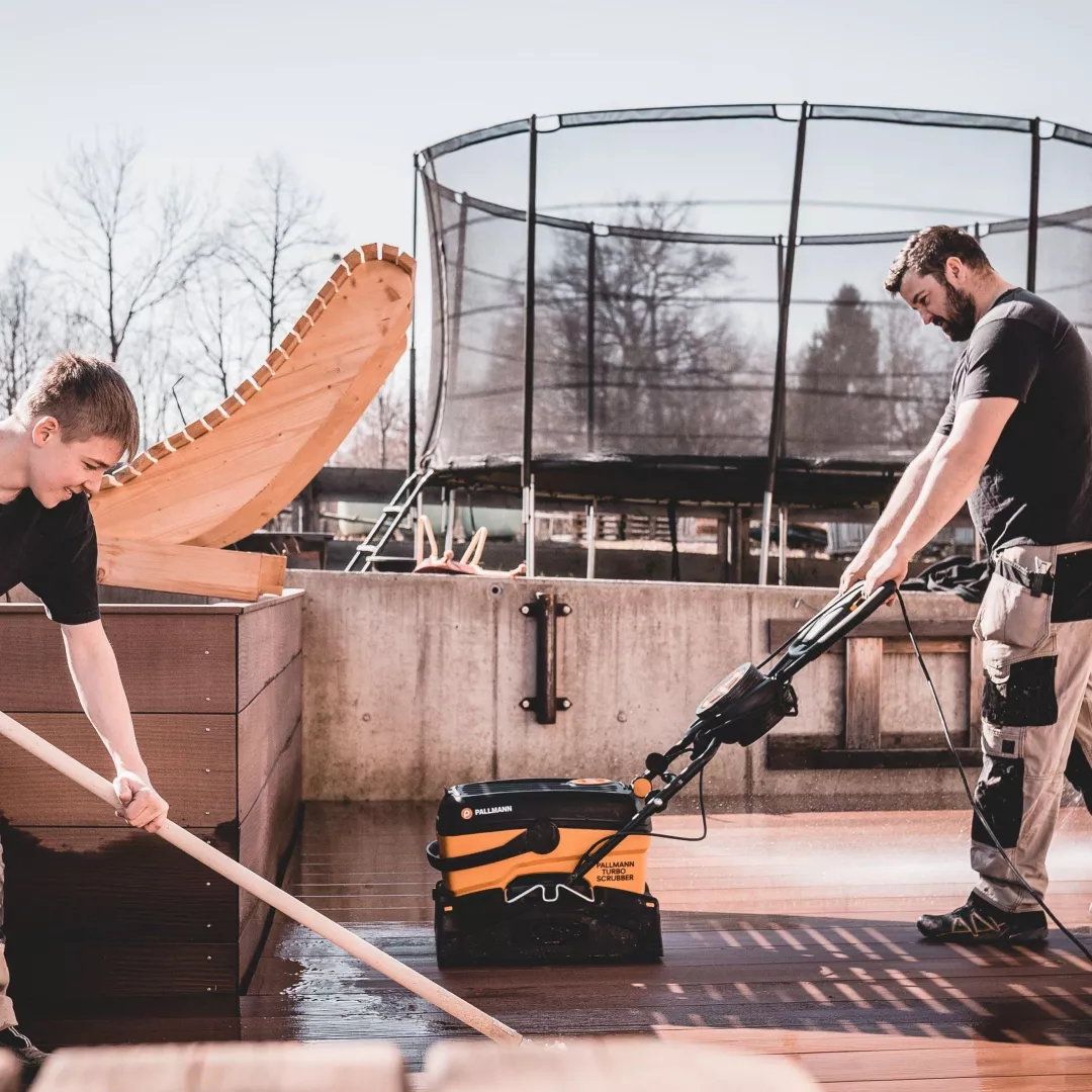 Wir reinigen Ihre Terrasse gründlich und schonend. Schmutz, Algen, Moos und andere Beläge werden zuverlässig entfernt. So sieht Ihre Terrasse wieder gepflegt aus und wird bei Nässe weniger rutschig.