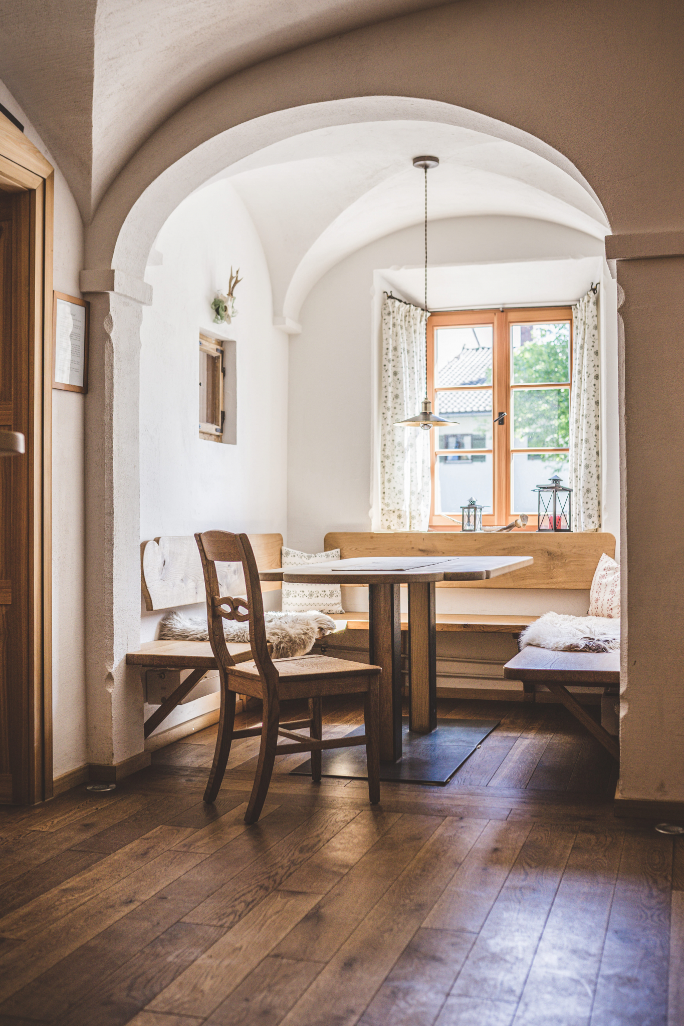 Gaststube in Wirtshaus mit Eiche in unregelmäßigem Verband